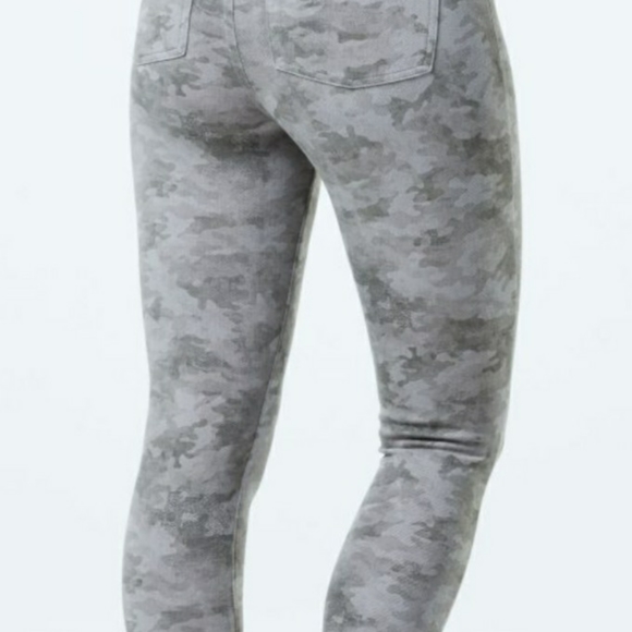 🚫🚫SOLD🚫🚫Spanx camo jeanish - Picture 2 of 5